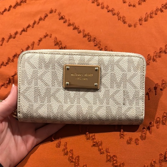 Michael Kors Handbags - Michael Kors Textured Cream Wallet